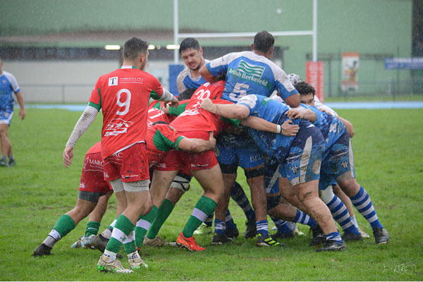 La B s'impose sous une pluie battante